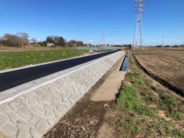 社資(河川)工事(新江川天端舗装工その2)